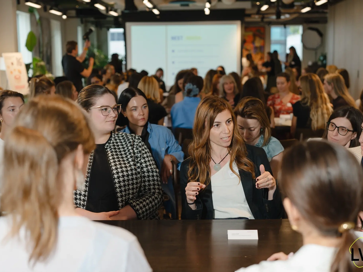 Laura Cioffi a una roundtable Women in AI e marketing