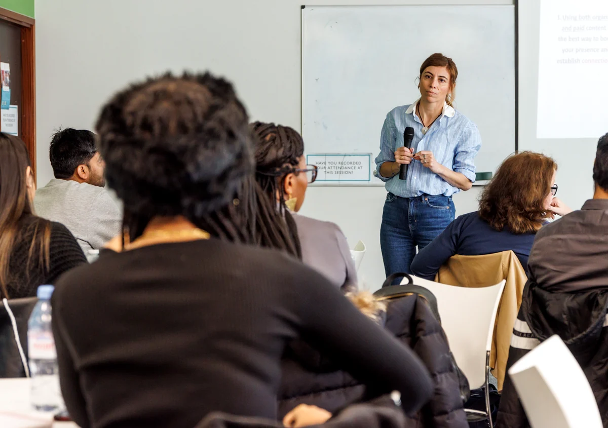 Laura Cioffi durante una sessione formativa